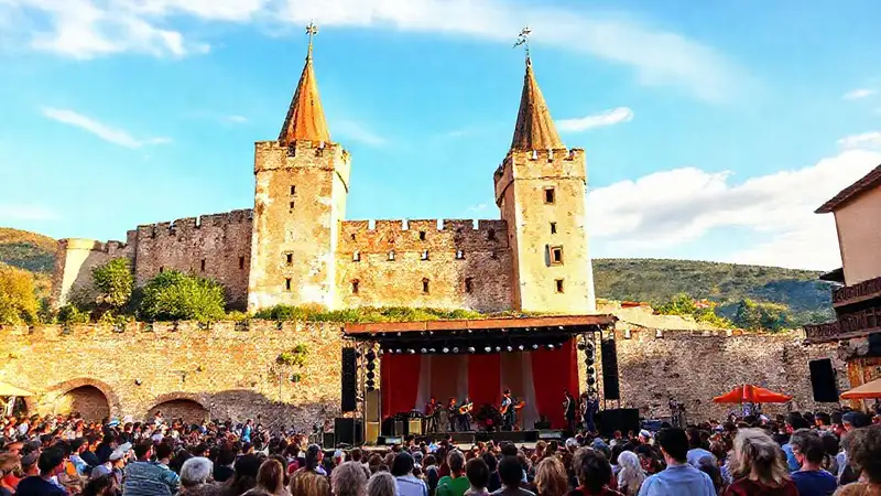 Pamplona: castillo medieval, concierto al aire libre